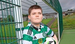 生病的男孩在俱乐部冷落他之后请求踢球