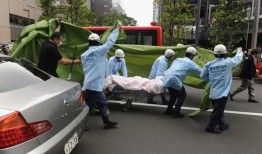 精神科开着卡车冲进人群，捅死了七个人，因为他“孤独”