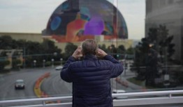 拉斯维加斯的新法令规定，在人行天桥上停车是违法的