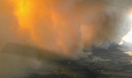 澳大利亚当局敦促数百人逃离无法控制的森林大火