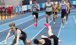 田径：在全国室内1500米决赛中，道尔以经典跳水的方式战胜了格里格斯