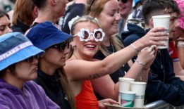 第二天，当明星们在幕后盛装打扮时，TRNSMT的狂欢者们穿得多了一层