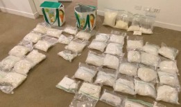 在打击贩毒集团的行动中，数十人被捕，数百万人被缴获