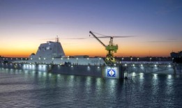 美国海军驱逐舰“朱姆沃尔特号”驶离HII