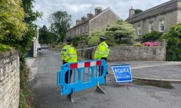 在屋内发现“可疑物品”后，拆弹小组被叫到巴斯附近的火灾现场