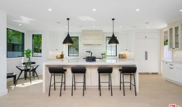 频繁的入室盗窃促使洛杉矶快船队球星伊维卡·祖巴克以500万美元的价格在加州恩西诺上市