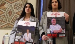 人质家属公布了哈马斯的视频，显示3个儿子在炮火下被绑架到加沙