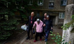 随着俄罗斯人的逼近，乌克兰救援人员撤离了年老体弱的人