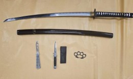 在视频中，从使用武士刀的男子身上缴获武器