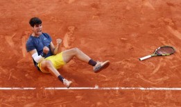 卡洛斯·阿尔卡拉兹在五局比赛中险胜亚历山大·兹韦列夫，在法网公开赛中获得了新的权威