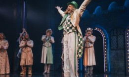 乔纳森·班尼特写了一部音乐剧然后他接到了《火腿骑士》的电话