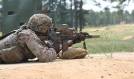 国民警卫队士兵实地测试下一代班用武器