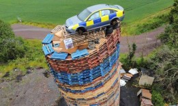 呼吁将“警车”从泰龙篝火顶上移走