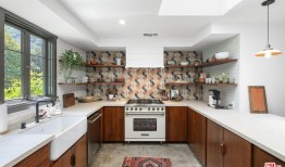 演员尼克·扎诺在卡拉巴萨斯的湖边别墅以310万美元的价格成交