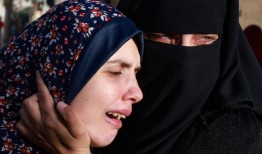 一名巴勒斯坦妇女在以色列的一次袭击中失去了一对双胞胎