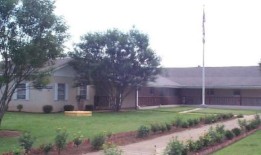 一名女子被控向阿拉巴马监狱的兄弟走私手机，耳塞，珠宝