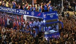 印度板球运动员在孟买庆祝20年世界杯胜利后的胜利游行