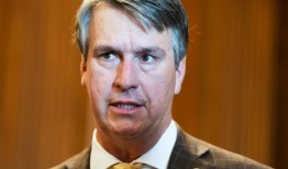 共和党人巴里·摩尔推动重新命名杜勒斯机场以纪念特朗普