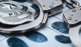 警方称，两人因涉嫌性侵儿童和贩卖人口而被拘留