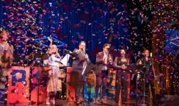 图片：进入Ars Nova的2024年新星舞会纪念亚历克斯·塔伯斯