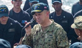 退休海军上将在联邦受贿案中不认罪