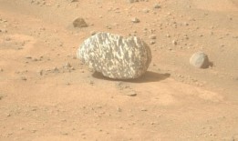 毅力号在火星上发现了一块带有斑马条纹的奇怪岩石它是从哪里来的？