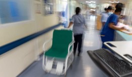 报告发现，NHS和护理监管机构需要“快速转变”