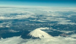 登山客在富士山的热门步道上要支付13美元的费用