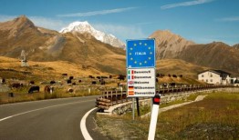 警方正在寻找卡车司机，他被拍到在意大利和法国边境附近鞭打移民