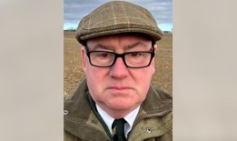 垃圾倾倒迫使土地所有者把农场变成“堡垒”