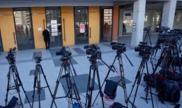 枪杀10人的少年父母在塞尔维亚受审