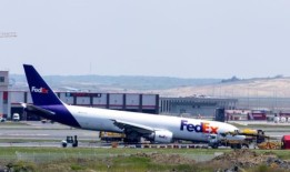 波音货机在伊斯坦布尔着陆，没有前起落架