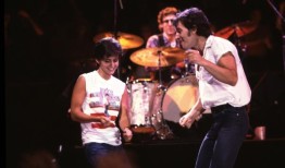 柯特妮·考克斯在80年代的TikTok舞蹈挑战中表达了内心的斯普林斯汀