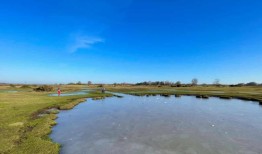 年轻的乡村日记：打碎结冰的河流，让动物们有水喝