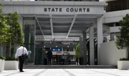 高级律师从客户那里拿了近48万新元，在被解雇后继续担任律师