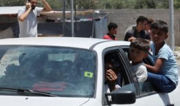 超速骑电动自行车的人闯红灯，撞到行人