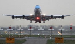 史基浦机场发生悲剧，一名乘客掉进正在运行的飞机引擎中身亡