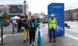 威尼斯居民抗议城市开始收取5美元的游客入场费