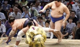 相扑：年轻的明星Onosato绊倒横纲寺富士在名古屋