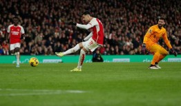 阿森纳惩罚10人利物浦，点燃英超冠军之争