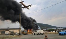 由于野火燃烧，威廉姆斯湖禁止使用无人机和水上通道