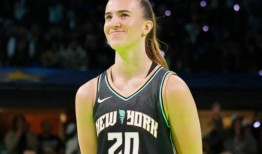 斯蒂芬·库里在激动人心的三分对决中战胜了萨布丽娜·约内斯库