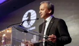 俄罗斯在国际象棋的控制权争夺战中与乌克兰势均力敌