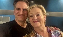 为什么杰拉尼·雷米在休息日飞到全国各地演出