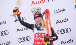 美国滑雪明星Shiffrin称赞她不寻常的皇冠：“太漂亮了”