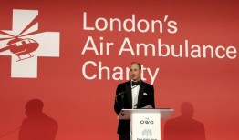 威廉王子参观英国皇家空军诺索尔空军基地，庆祝伦敦空中救护慈善机构更新机队