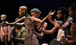 在《迈克尔·K的生活与时代》中，一个木偶变成了一个普通人