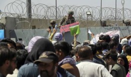 在喀布尔轰炸后拯救生命的飞行员被授予铜星勋章