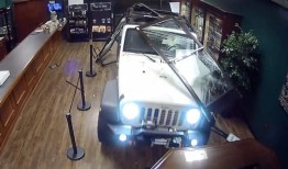 镜头捕捉到：吉普车撞进罗利雪茄店