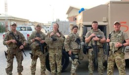 在喀布尔轰炸后拯救生命的飞行员被授予铜星勋章